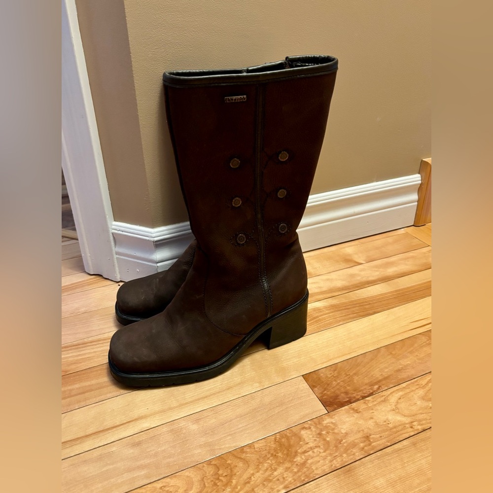 Stylish Heeled Boots in Rich Brown